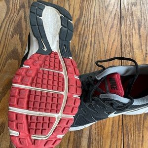 Nike “Revolution 2” previously worn Excellent condition, Mens size 9.5